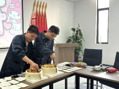 员工生日会切蛋糕_世界杯投注.jpg